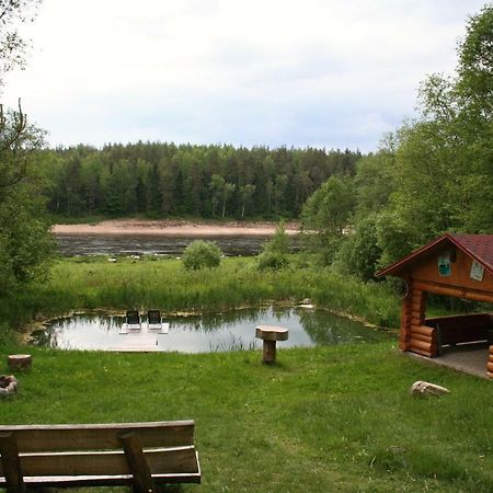 Nature Retreat "Upes Dizvietas" คราซลาวา ภายนอก รูปภาพ