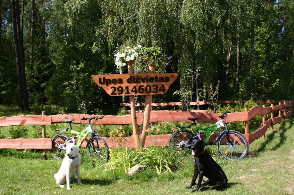 Nature Retreat "Upes Dizvietas" คราซลาวา ภายนอก รูปภาพ